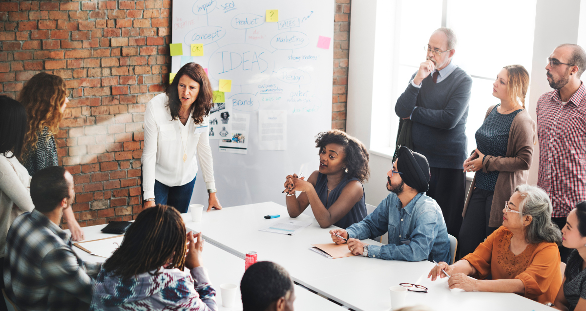 La montée en puissance d’Internet permet l’émergence de nouveaux métiers et donc de nouveaux postes. On aura besoin de recruter des analystes de données, mais aussi de nombreux postes de marketing au cœur des entreprises technologiques.