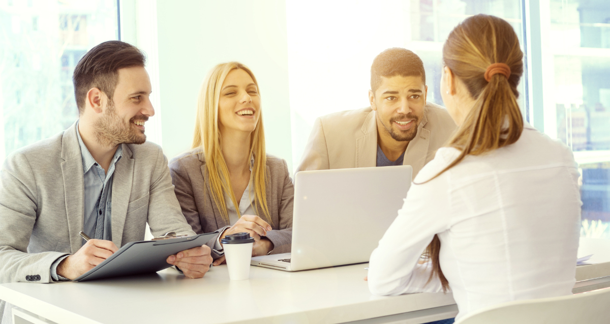 Bien préparer un entretien d’embauche est essentiel. Il faut bien entendu s’adapter à l’entreprise que vous allez rencontrer, mais certaines questions reviennent continuellement. Voici nos conseils pour laisser un avis favorable au recruteur.