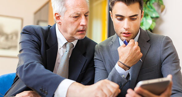 Jeune homme accompagné pour son premier emploi (istock)