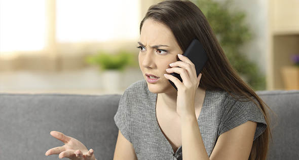 Femme en train de s'indigner au téléphone (Istock)