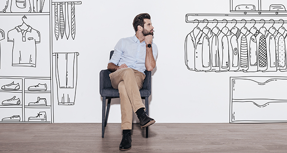 Homme qui choisit une bonne tenue pour ne pas être stressé (Istock)