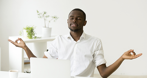 Homme en train de prendre une grande respiration pour ne plus stressé (Istock)