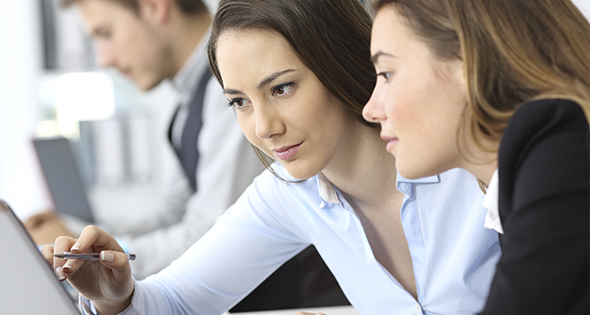 Deux femmes en train de s'entre aider (Istock)