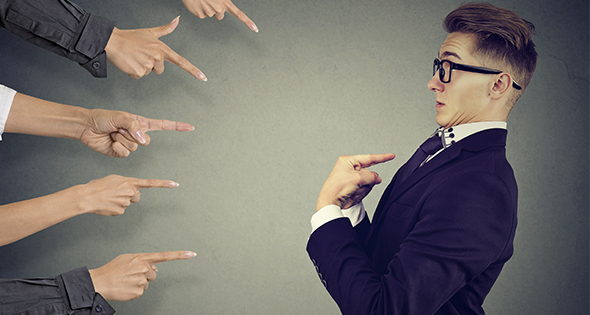 Homme à qui on pose beaucoup de questions (Istock)