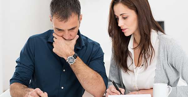 Couple calcul budjet (Istock)