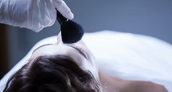 Personne en train de préparer un cadavre (Istock)