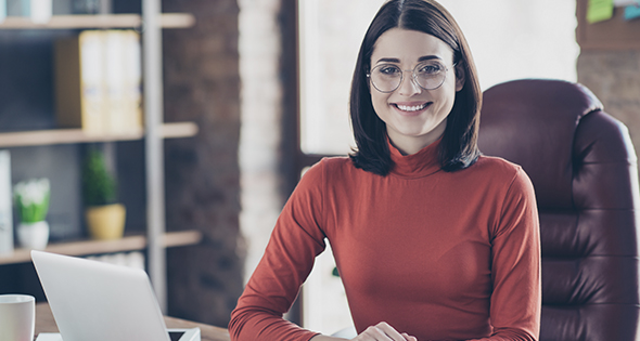 Jeune stagiaire contente de ses comditions de travail (Istock)