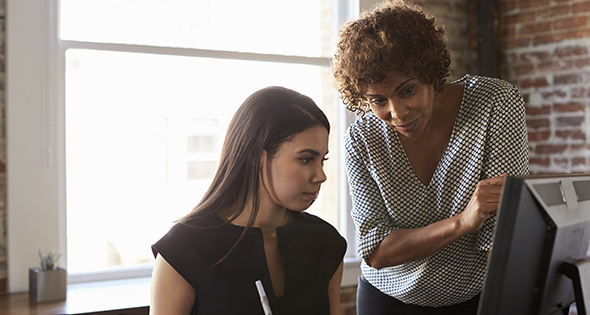 Jeune stagiaire avec sa tutrice (Istock)