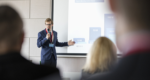 Jeune homme en train de donner une conférence (Istock)