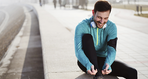 Jeune homme profitant de ses RTTs (Istock)