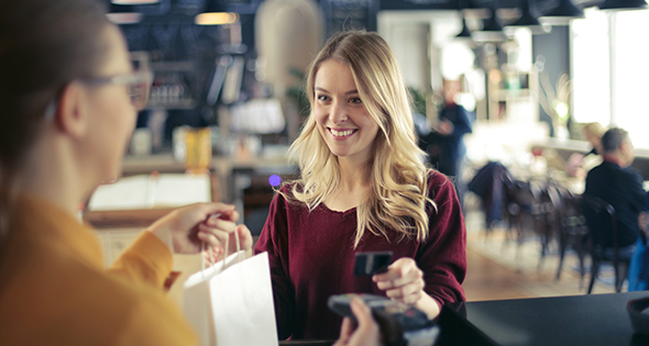 Caissière en présence d'une cliente en train d'acheter (Istock)