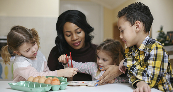 Femme entourée d'enfants au bord d'une table (Istock)