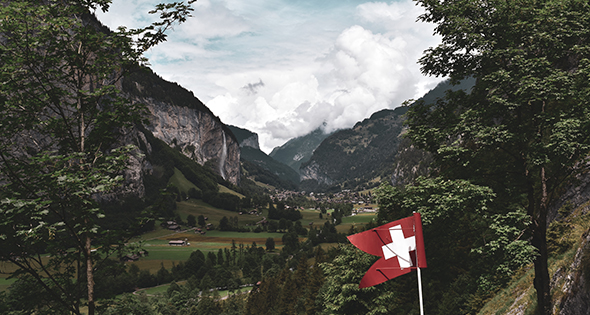 Vue des montagnes suisses avec drapeau en premier plan