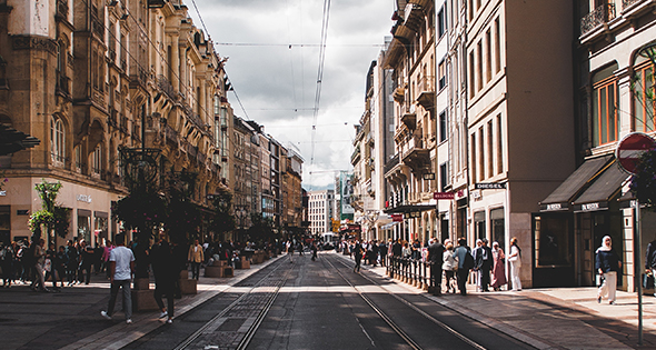 Vue d'une rue de Genève avec des passants