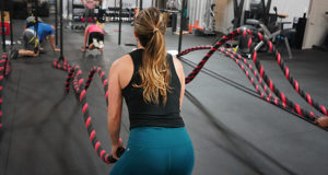 femme dans une salle de sport