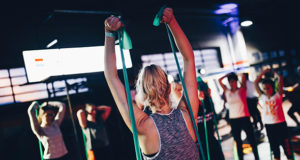 femme dans une salle de sport