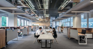 Personnes dans un open space