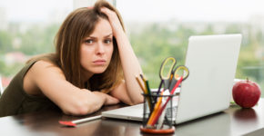 Jeune femme essayant de supporter ses collègues au bureau (Istock)