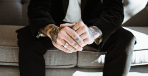 Homme aux mains tatouées (Pixabay)
