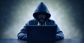 Homme en train d'arnaquer sur internet (Istock)