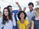 Groupe de jeunes travailleurs dans un bureau en euphorie (Istock)