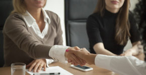 Deux personnes se serrant la main suite à un entretien réussi (Istock)