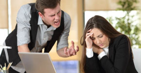 Jeune homme en train de hurler sur une collègue (Istock)