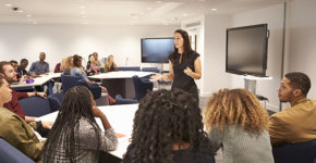 Formatrice en plein cours dans un centre de formation (Istock)