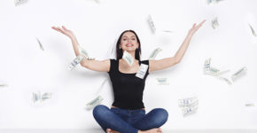 Jeune femme sous une pluie de billets (Istock)