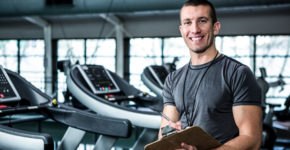 Animateur dans la salle de sport (Istock)