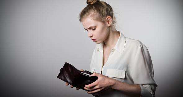 Femme inquiète fouillant son porte-feuille