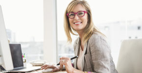 Senior au travail devant son ordinateur (Istock)