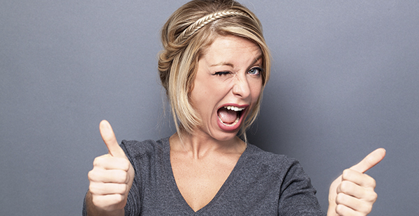 Femme heureuse en levant les pouces vers le haut (Istock)