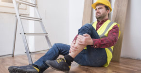 Ouvrier blessé tombant d'une échelle (Istock)