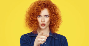 Femme pointant du doigt (Istock)