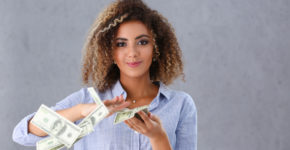 Salariée contente avec son salaire (Istock)