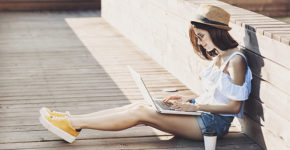 Jeune femme en train de chercher un travail en plein mois d'août (Istock)