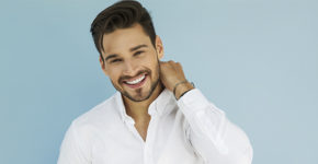 Homme en chemise blanche avec un sourire de satisfaction (Istock)