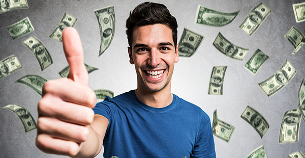 Jeune homme super content de son job d'été (Istock)