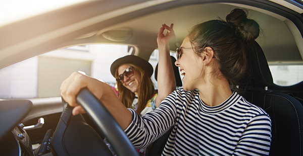 Jeunes amies sur le départ des vacances (Istock)