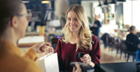 Vente en caisse dans un magasin (Istock)