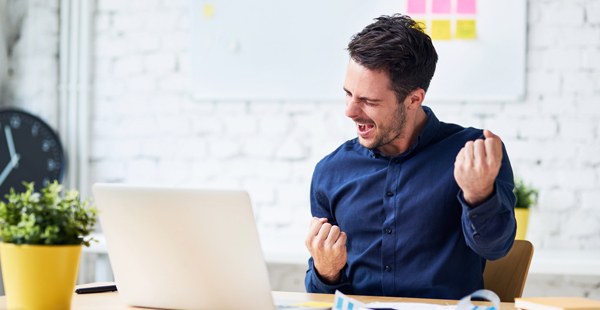 Jeune homme content sr son bureau