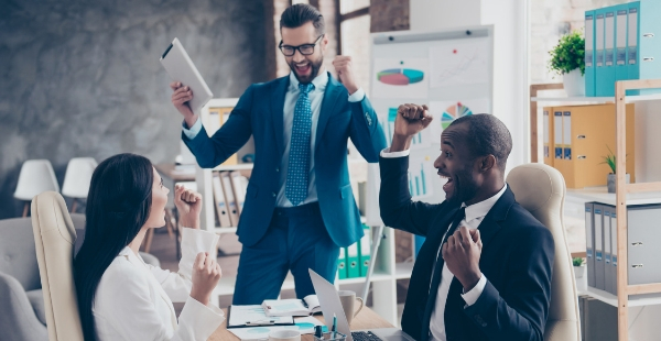 Trio heureux après signature CDI (Istock)