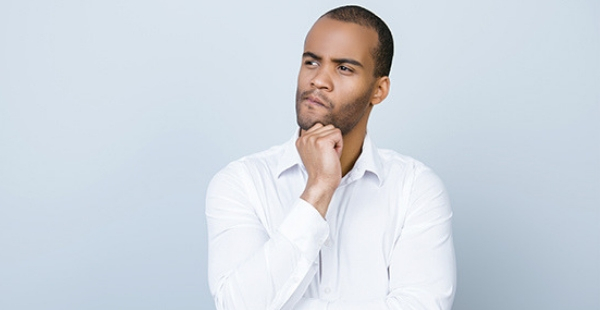 Jeune-homme se posant des questions (iStock)