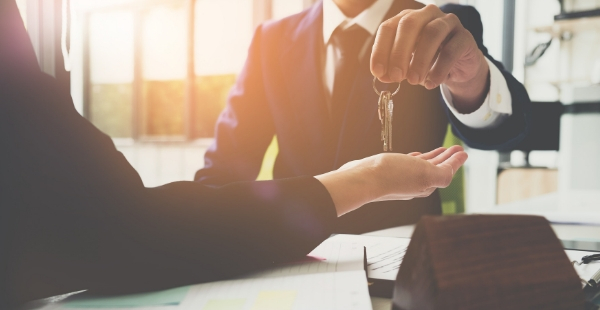 remise des clés d'un agent immobilier (Istock)