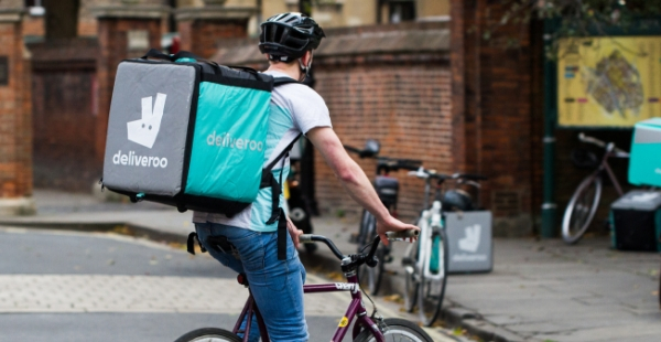 Livreur deliveroo de dos à vélo (Istock)